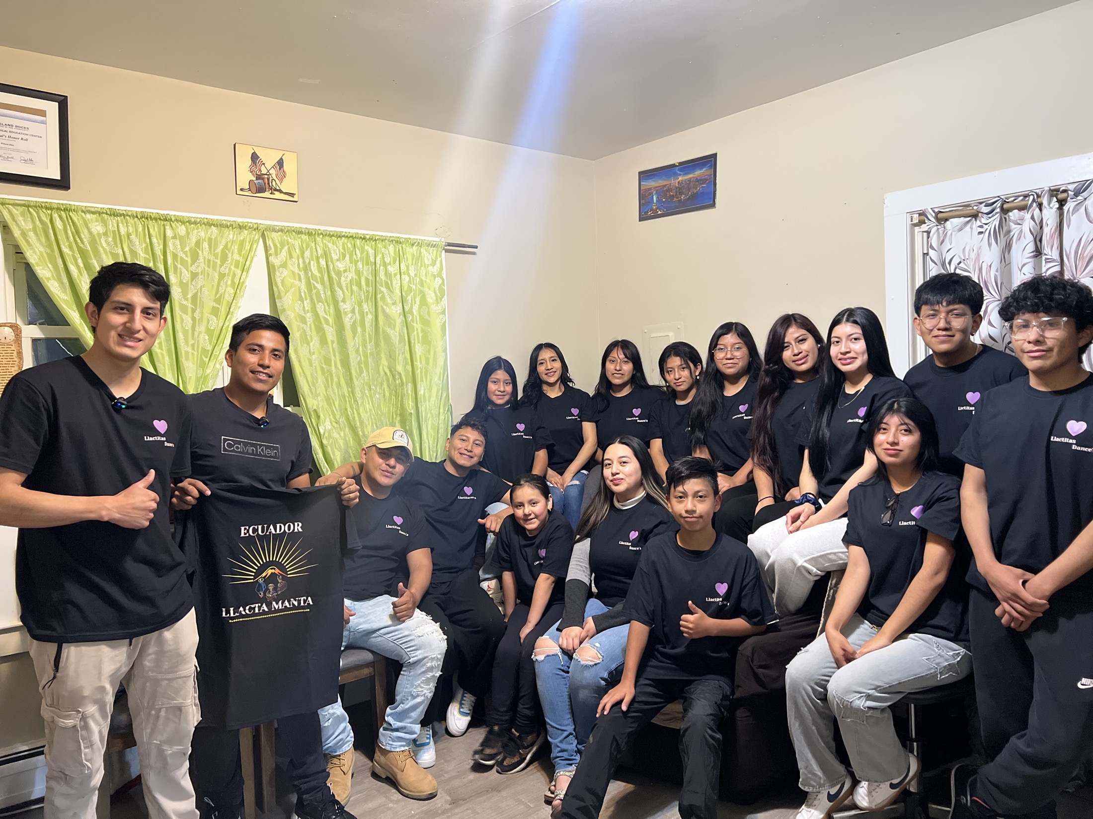 Grupo de baile usando camisetas negras personalizadas