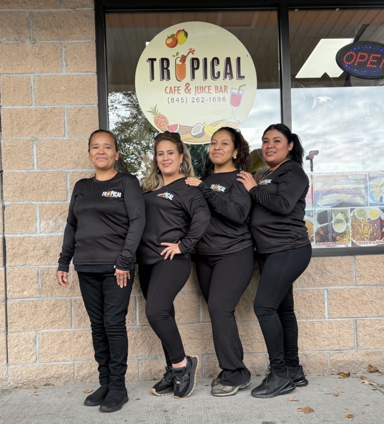 Polos negros personalizados para el equipo de un restaurante