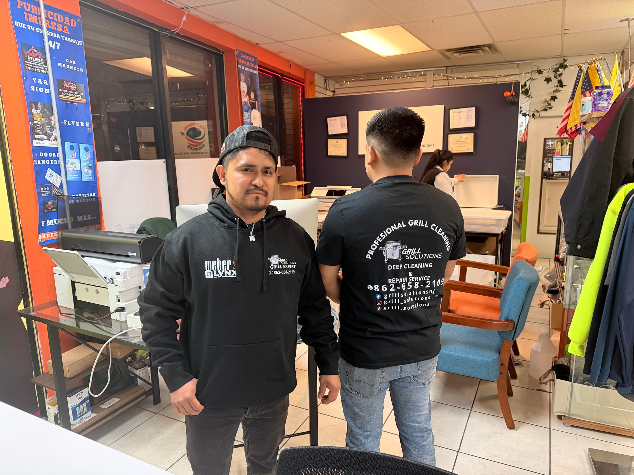 Equipo de negocio local mostrando ropa personalizada producida por DG RISE